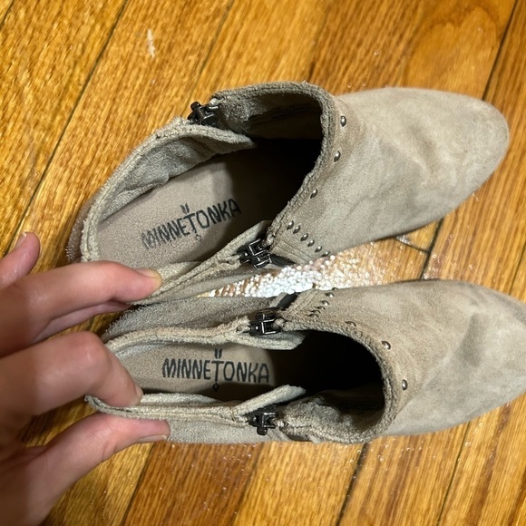 Minnetonka Brie Bootie Womens 7 Side Zip Stud Beige Leather Boot Booties Suede - Picture 5 of 10